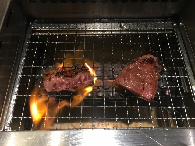 肉が燃えている