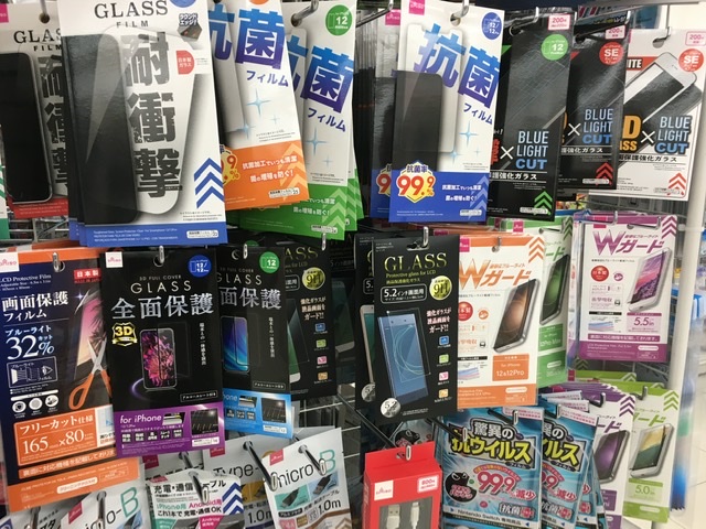 ダイソースマホ保護フィルム売り場